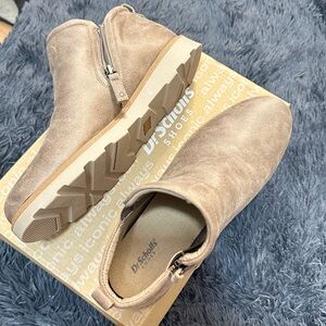 Dr. Scholl's Women's Margo Lug Sole Chelsea Tan Booties